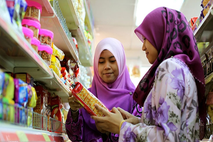Women considering Food Prices in Kuala Lumpur Nafise Motlaq / World Bank